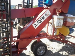 Agricultural scraper grain loader, model A-100 M
