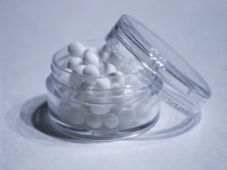 Strontium fluoride for vacuum spraying