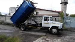 Special platform with loading and unloading equipment (hopper truck, rubbish truck) type 37121, modification 37121W on chassis b