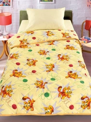 Quilted coverlets for children made of cotton, mixed, synthetic fabrics with synthetic fibre filling.