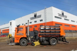 MKDU-10 combined road sweeping machine based on KAMAZ-53605-A5 chassis