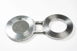 Steel swivelling plug for valve flanges