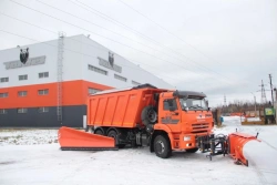 Combined road sweeping machine MKDU-3 on the basis of vehicle KAMAZ-6520-53