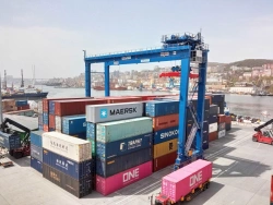 Pneumatic wheeled electric gantry crane