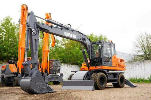 Versatile Wheel Excavator with Hydraulic Drive for Precision Operations E200W