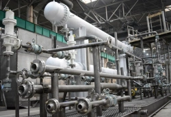 Methanol regeneration column evaporator unit 321-E-002 and 421-E-002 with heat exchanger 321-E-003A, 321-E-003B and 421-E-003A,