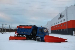 Combined road sweeping machine MKDU-2 on the basis of vehicle KAMAZ-65115-A5