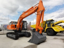 Single-bucket crawler excavator E330C with YaMZ 53602 engine