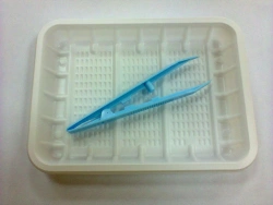 Single-use sterile polymer pointed forceps 125 mm in tray