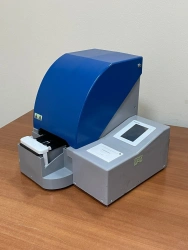 IVD analyser for reading and processing colour information from sensor zones of biochemical test strips with automatic feeding