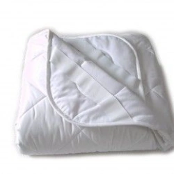 Mattress pad with a synthetic filling on top of mixed fabrics
