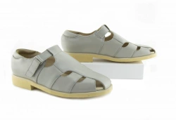 Orthopaedic footwear with complex apparatus without insulated lining: shoes