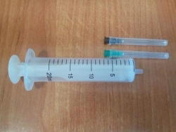 Single-use sterile two-detail 20B "Luer" injection syringe complete with 0.8x40; 0.7x40 injection needles