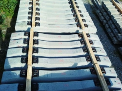 Type I reinforced concrete sleeper for separate rail fastening with threaded attachment of rail and lining to sleeper (subtype I