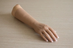 Cosmetic forearm prosthesis