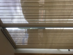 Vertical fabric sunscreen blinds