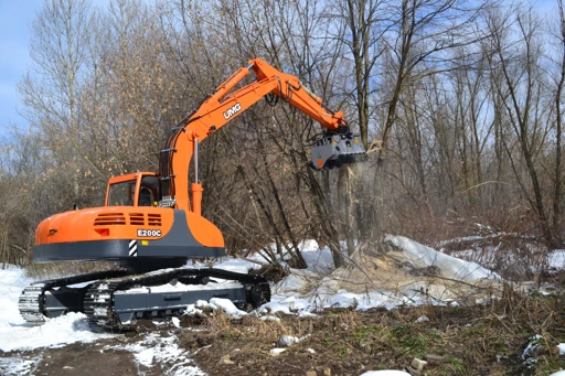 E200C Crawler Excavator with YMZ 53429 Engine - Versatile Earthmoving Equipment