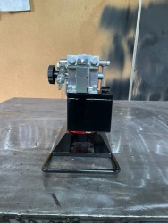 Track hydraulic jack DPG-18-150