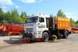 MKDU-10GM combined road sweeping machine on KAMAZ-53605-37 chassis
