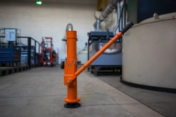 Hydraulic universal jack DGU-10