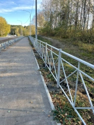Pedestrian restraining and limiting fences, protective fences