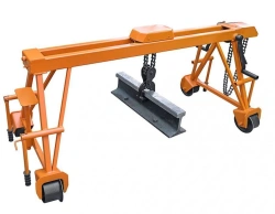 Manual gantry crane for work with rails