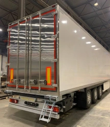 Semitrailer SOTRANS WALLAROO MZSSR3 SR3-1 version 03 with isothermal box body, with lifting axle.