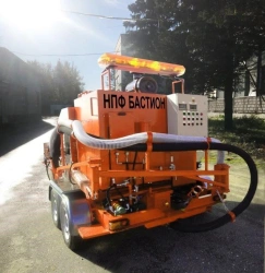 Machine for patching of asphalt-concrete paved roads using cube-shaped chips
