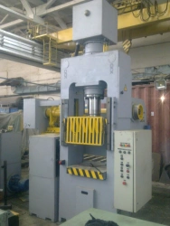 Hydraulic press of plunger design DE 2430