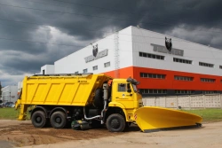 Combined road sweeping machine MKDU-11 on the basis of vehicle KAMAZ-6522-53