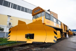 Snowplough machine with pneumatic blowing SS-POM