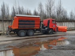 Combined road sweeping machine MKDU-4 on the basis of chassis MAZ-6501C5