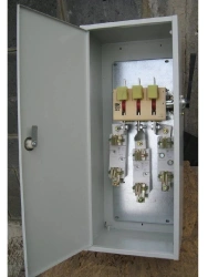 Switchgear distribution box with automatic circuit breaker and terminal strip for currents up to 100 A YAVSH2-C-100