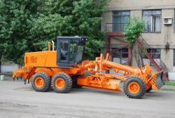 DZ-98V.00100-010T1 motor grader with JC98.61A.00 front, JC98.62A.00M middle and JC98.62A.00R rear driving axles.