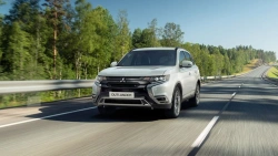 Mitsubishi Outlander passenger car, 2.0 L, CVT, 4WD, mod.code GF2WXTSHZLAZ, GF2WXTMHZLAZ, 18 inch wheels with rear spoiler