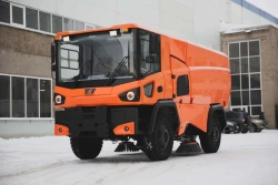Vacuum sweeper on a self-propelled medium-tonnage chassis with a set of attachments for all-season cleaning.