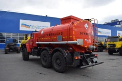 Oilfield tank truck, UZST brand, type UZST01, modification 6619N-17 on Ural 5557-74 chassis.