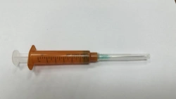 Luer Lok sterile three-detail light-protected single-use injecting syringe of nominal capacity 5 ml with needle