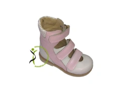 Orthopaedic footwear for prosthesis/apparatus with insulated lining: children's boots, model 300