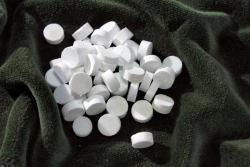 Lead (II) fluoride for thin layer optics