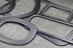Sealing gasket on wave metal base
