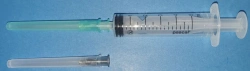 Luer type sterile single-use three-component injection syringe of 5 ml nominal capacity with two needles.