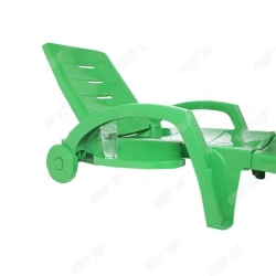 Folding chaise longue on wheels