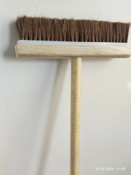 Natural bristle floor sweeping brush with handle