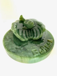 Nerpa in palms (jade)