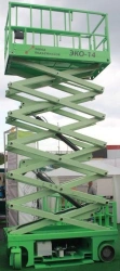 Mobile mechanised boom lift with working platform with pantograph-type boom with sliding working platform
