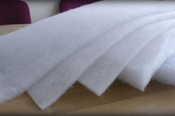 Nonwoven bulk thermo-bonded fabric for thermal insulation of garments with surface density not exceeding 150 g/m2