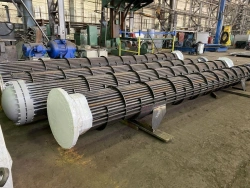 Heat exchanger shell-and-tube apparatus with floating head