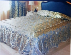 Coverlet of synthetic fabric