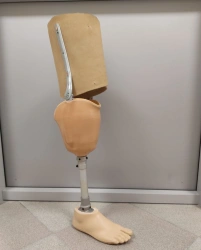 Tibial prosthesis of non-modular type